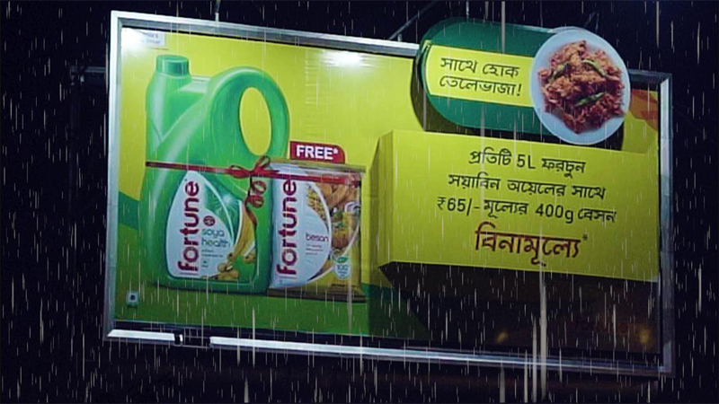 Adani Wilmar’s #MonsoonWithFortune billboard features a Pakoda-in-the-rain twist