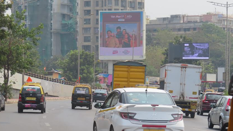 Amazon miniTV celebrates the success of ‘Yeh Meri Family S3’ by inviting fans to join the quintessential Awasthi family on a billboard!
