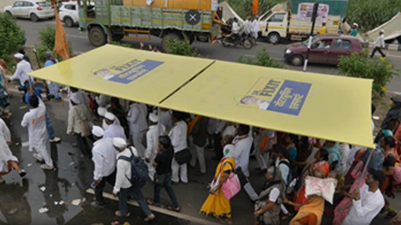 Dr. Fixit walks the talk with Warkaris at Pandharpur Wari