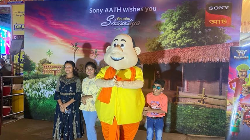 Gopal Bhar spotted at Pujo pandals in Kolkata