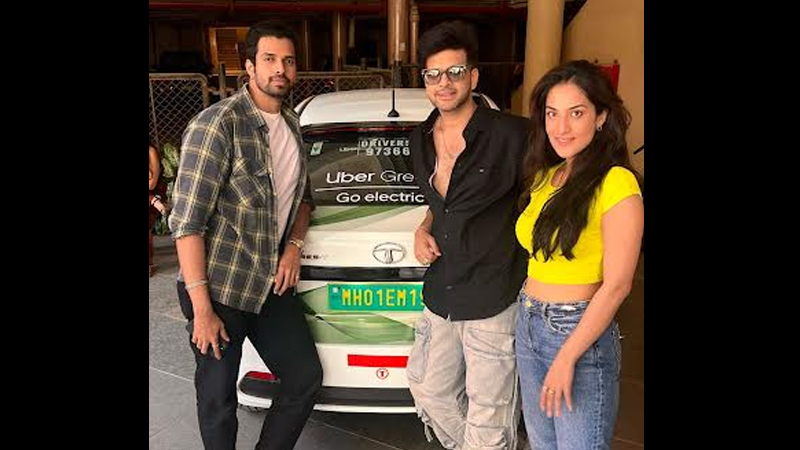 Karan Kundrra dons the driver’s hat as the ‘Special Uber’ driver to promote Amazon miniTV’s latest web series ‘Love Adhura’