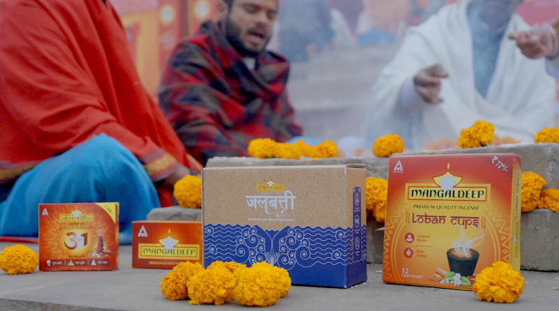 ITC Mangaldeep distributes 100,000 jalbattis at Mahakumbh