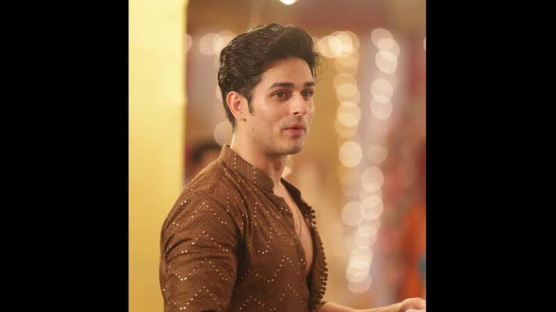 “Dhruv is a guy who is very carefree and he knows that he is the center of attraction”, says Priyank Sharma