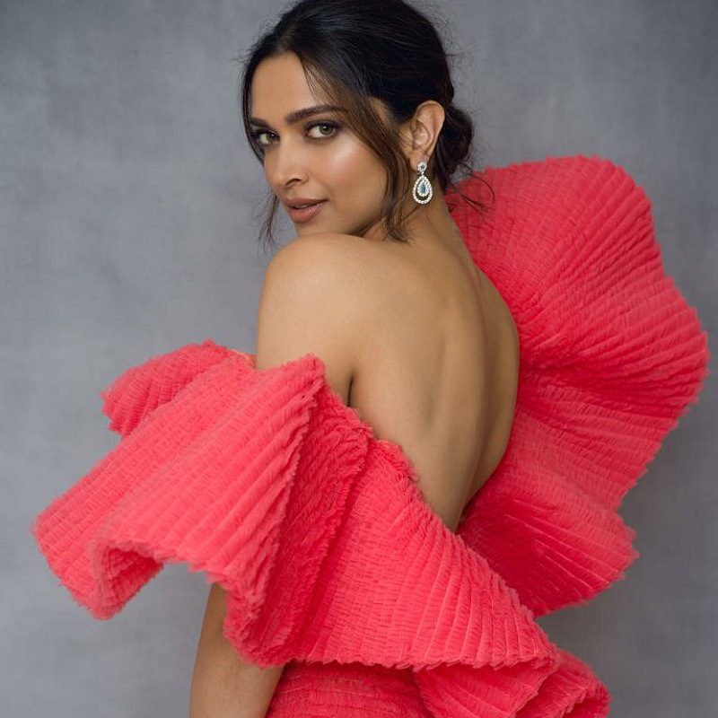 Deepika Padukone turns Secret Santa for Cred