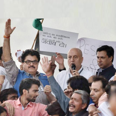 Film artists and intellectuals march to Rashtrapati Bhavan, decry charges of India becoming intolerant