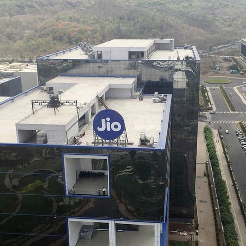 Jio battles incumbents as Airtel launches Rs 1495 free data plan