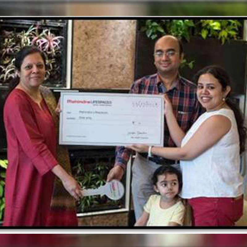 Anita Arjundas, MD, Mahindra Lifespaces, with Nidhi Chandna, winner of the #JoyfulHomecomings contest, and her family
