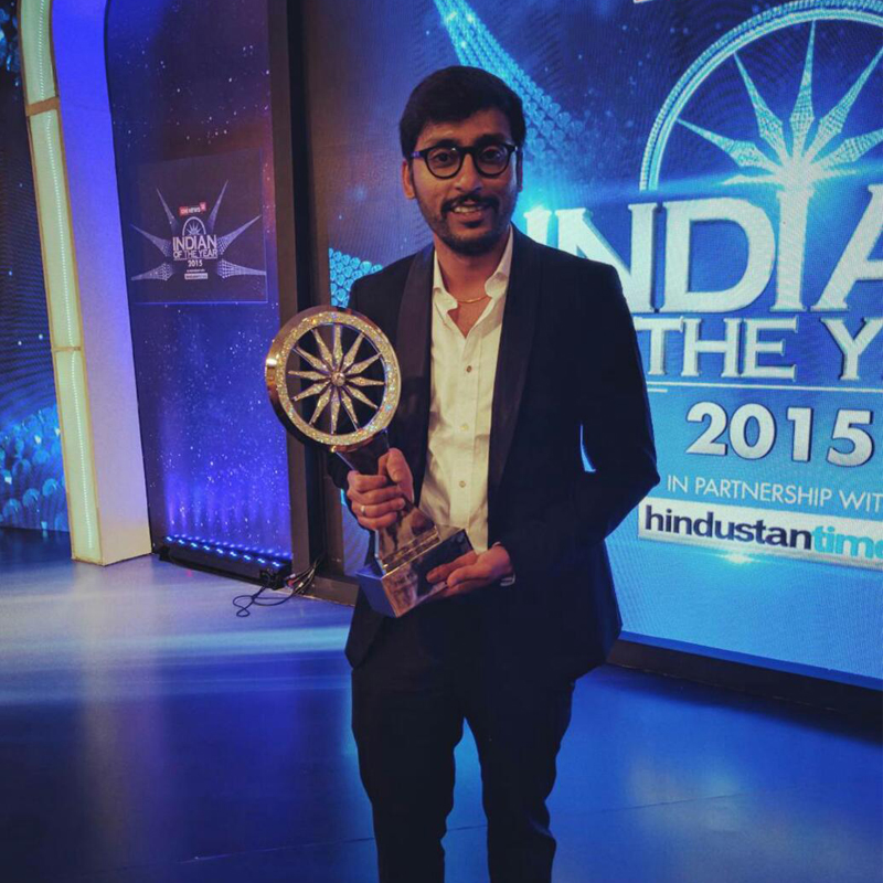 92.7 Big FM’s RJ Balaji honoured with CNN News18 IOTY award by Arun Jaitley