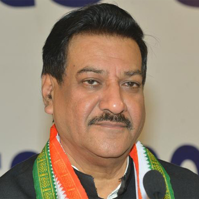 Maharashtra CM Prithviraj Chavan agrees to consider long standing issues of film industry
