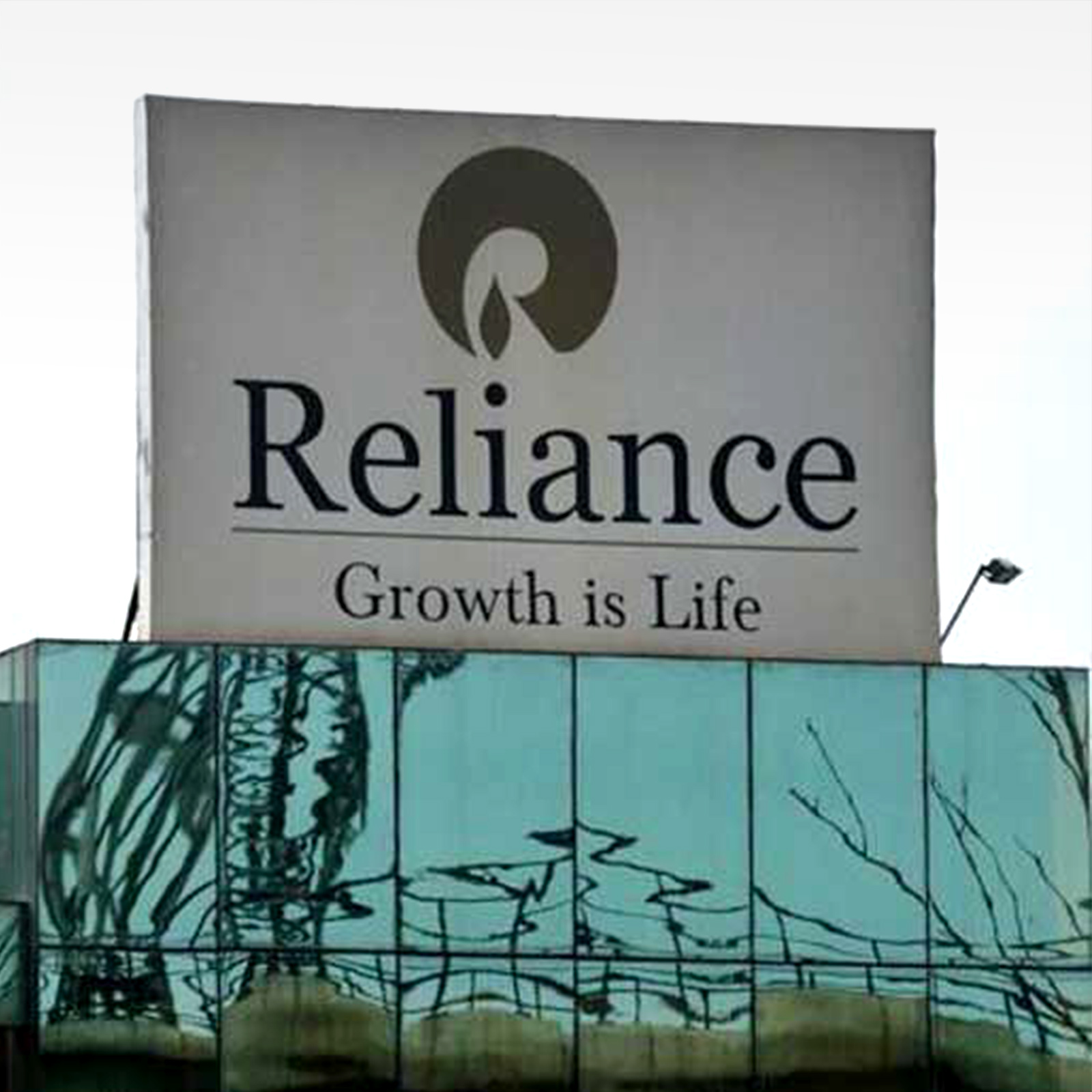 Q1-17: Reliance Retail revenue up 46 percent; Jio subscriber base is 15 lakh