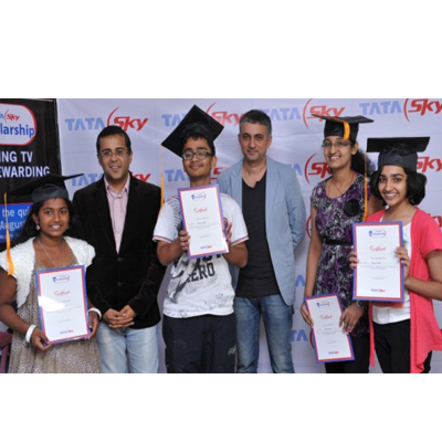 Tata Sky Scholarship winners with Chetan Bhagat