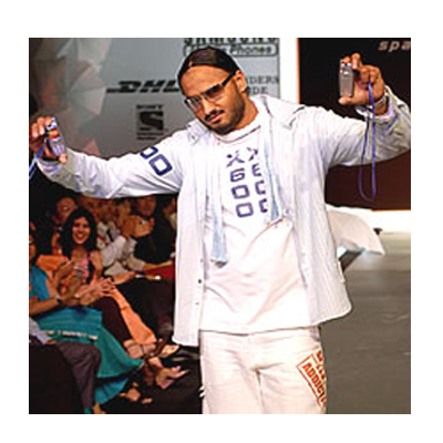 Samsung hits a master stroke: Gets Cricket’s poster boys to set LIFW stage afire